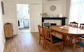 Pretty Villa Close To St Clair Beach Private Parking